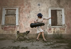 ... а музикант  йде